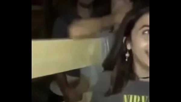 pareja difurtando en un establo al aire libre