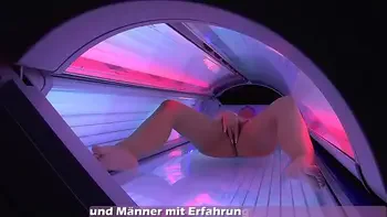 VERSTECKTE KAMERA - MÄDCHEN MASTURBIERT UNTERM SOLARIUM
