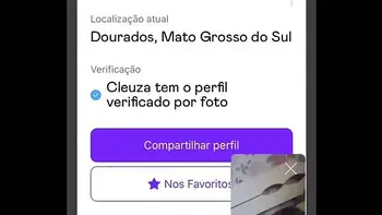 Velha mostrando o peito e passando a mão na xota na live