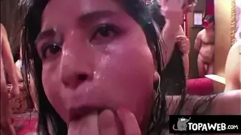 Orgia di scambisti con il festival della sborrata in faccia