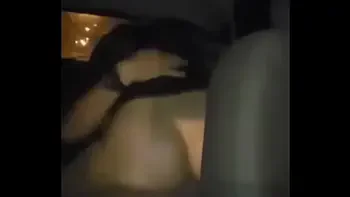 Marido dirigindo esposa sentando no dotado PODEROSO no banco de trás do carro pelas ruas da cidade