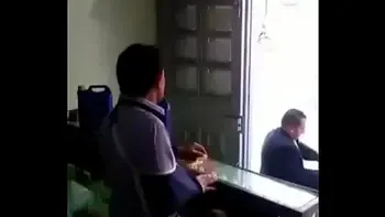 mamada rapida detras del mostrador