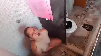 Coloquei meu celular gravando escondido no banheiro da minha amiga e éla acabou descobrindo e me deu uma surra