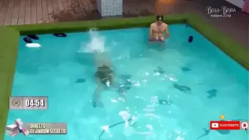 Samira se le cae el sujetador y se le ve todo.