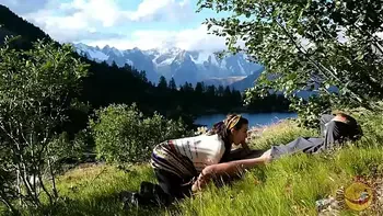 Is the deepthroat more eye-catching than the landscape? Why choosing?