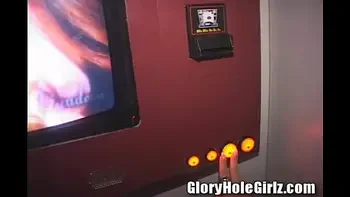 Divorced mama sucking off at gloryhole