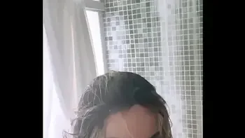 Anitta Vaza Seios Enquanto Toma Banho