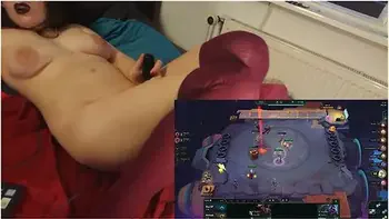 She Cums While Gaming, Shaking - Deutsche Amateure