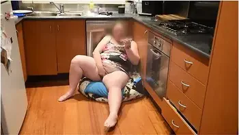 Crazy Chubby Milf Stepmom Fucks Pussy With Vegetable After Getting High