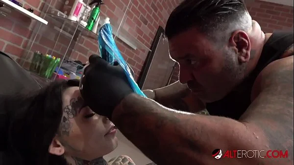 Tiger Lilly gets a forehead tattoo while nude