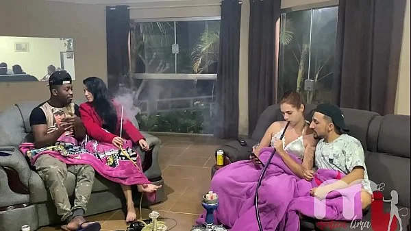 O anão adormeceu e sua namorada acabou caindo na putaria e deu a bucetinha para o pau preto grande. (AMOR E SEXO - Karen Oliver - Pistolinha Ator - Casal Porra Loka)