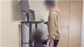 こっそりフェラ抜き仕事のミーtィンク中に痴女な彼女かいきなりフェラしてきて我慢てきすに大量射精してしまった