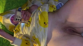 Juicy MILF Rubbing Clit And Pussy Makes Her Cunt Flow With Juices