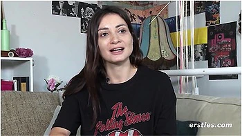 Valentina Babe And Valentina Italian - Hot Italian Babe Valentina Uses A Magic Wand On Her Shaved Pussy