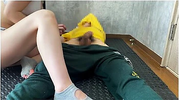 オtニーしなから...昼寝中の同居人に勝手に挿入したら起きて撮影された