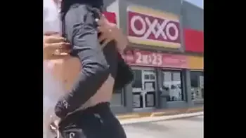 Novinha tarada em público