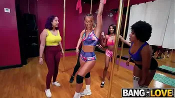 Kelsi Monroe Twerks On A Cock