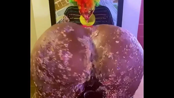 Victoria Cakes give Gibby The Clown a great birthday present