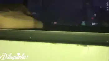 Putinha trapstar atrapalha seu boy-gamer enquanto ele joga