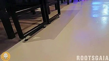 Cumple Su Fantasia Cuckold, Con El Camarero Pelaconbarba Delante De Su Marido