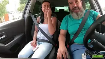 A novinha vai encarar o negão no meio do trânsito ( continua no Red ) Elisa Santos - Higor Negrao - Binho Ted