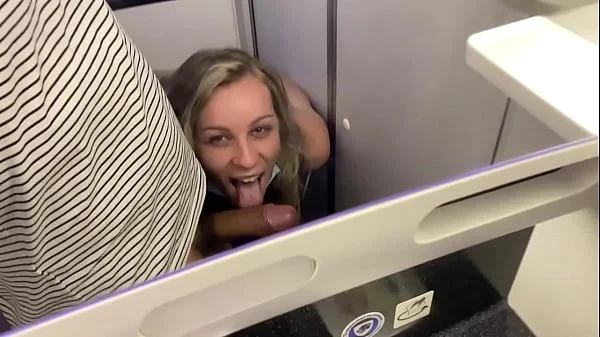 Dans les toilettes de l’avion, je suis mon mari pour me faire baiser et remplir la bouche avant le décollage !