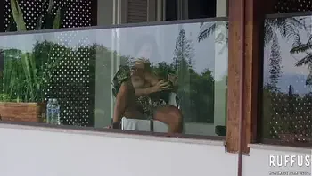 Espionando a vizinha vadia se masturbando na varanda