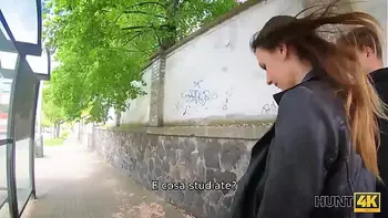 HUNT4K. La bella ragazza mostra le sue incredibili abilità sessuali a un maschio ricco