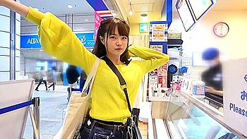 裏筋舐めながら上目遣いでチンポを咥えるスレンダー美少女