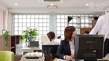 OLが出張先のホテルで上司と激しいセックスを繰り広げる