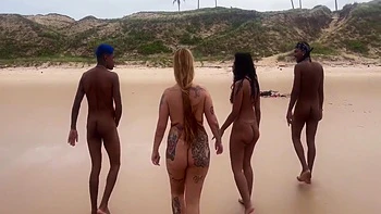 Loira Luxx And Morena Gostosa - Fudendo A Na Praia De Copacabana Com Todo Mundo Olhando