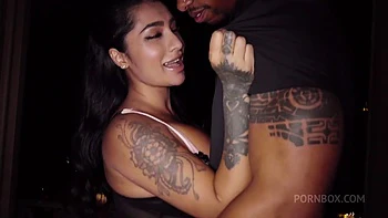 La novia de mi amigo se escapa para follarme en un hotel. Ella