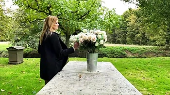 Cat In Mini wanted to keep the surprise effect... - Jacquie et Michel TV