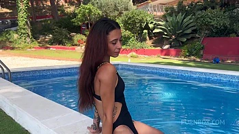 Me ligo con una chica swinger en una villa y me la follo en el