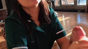 la soubrette sert de poupée sexuelle