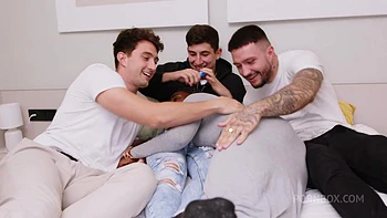 Ebony Quiere Probar Una Fiesta Espanola Con Tres Monstruosas Pollas. Jimmy Bud, Rauls Bud, Brady Bud And Zaawaadi