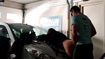 a plat ventre sur le capot de la voiture