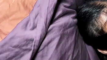 il joue avec le corps de sa belle asiat