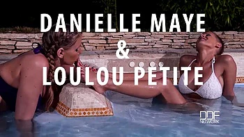 Sensual Sucking: Lesbian Feet Going Deep