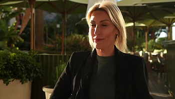 Jessie experiences the tornado Marie ... - Jacquie et Michel TV