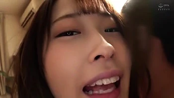 スレンダー美女がフェラや男の乳首舐め、妖艶な腰使いの痴女プレイ