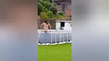 Mi vecina me estaba grabando mientras yo estaba desnudo en mi finca así que me la llevé a adentro de la casa y me follé su coño y la dejé llena de semen