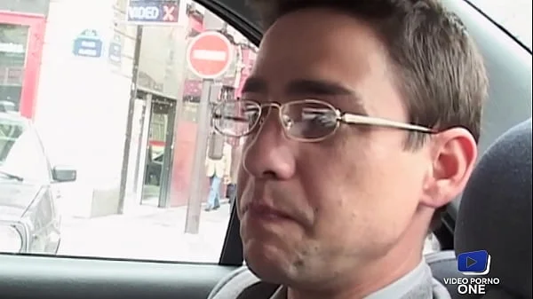 Alex, blonde nymphomane, ramène un jeune homme à grosse bite