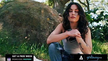 GIRLSWAY - Chanel Camryn Has Romantic Sex With Pretty Scarlett Alexis On Piano - SPANISH SUBTITLES