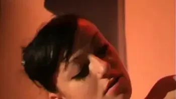 Que Preciosidad de Teen. Le Encanta el Semen y Pide que la Follen Duro