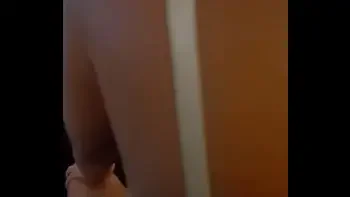 Casada sentando no amigo.