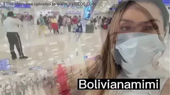 Sem calcinha no aeroporto de Cancun    Video completo no bolivianamimi.tv