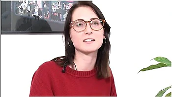 Lia Comes To Climax With And Fingering