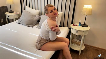 Amateur blondie Kristy Water masturbating on her bed with peaches.