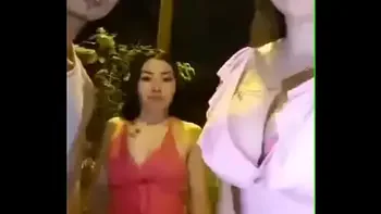 Se ponen a mamar en la calle, intercambian parejas. Swinger